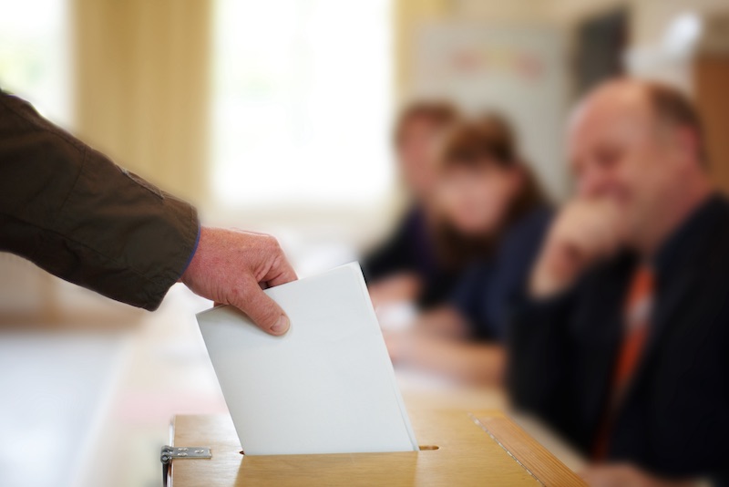 Ehrenamtliche Wahlhelfer sind für die Abläufe am Tag der Abstimmung verantwortlich. (Foto: AdobeStock/Christian Schwier)