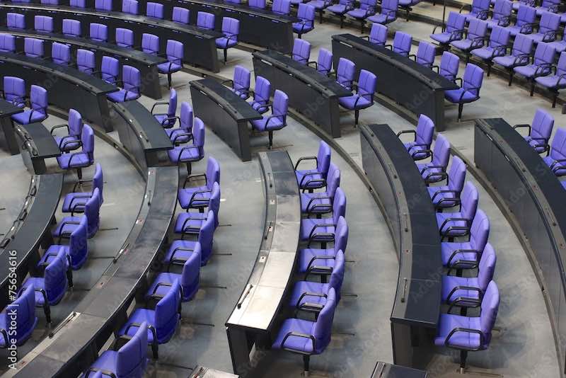 Im neuen Bundestag werden Sitze abgebaut: Nur noch 630 Abgeordnete sollen Platz finden. (Bild: AdobeStock/mdaake)