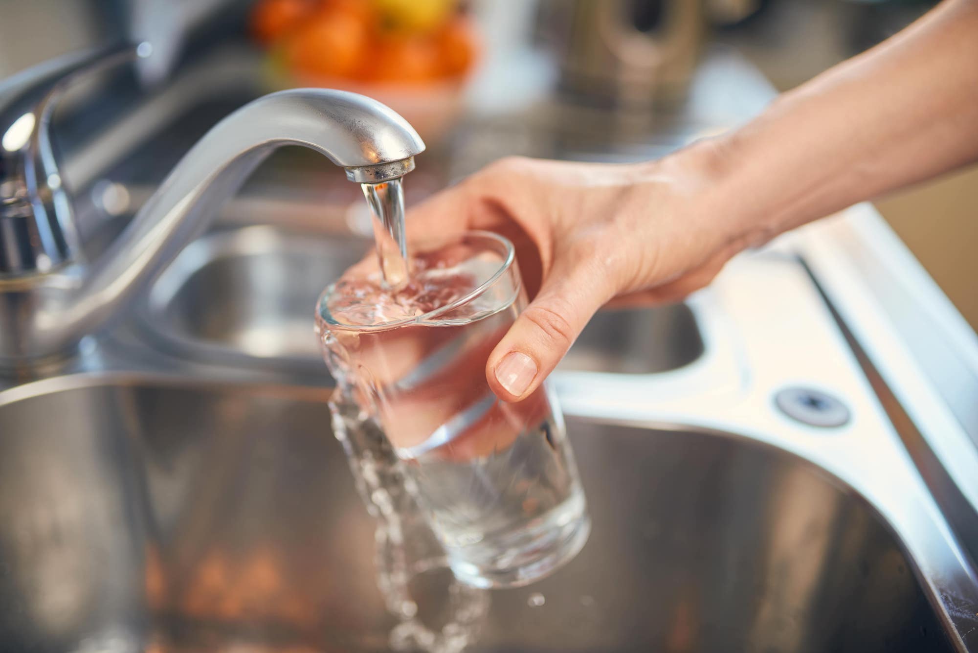 Die Bundesumweltministerin ruft auf, häufiger Leitungswasser zu trinken. (Foto: Adobe Stock/samopauser)