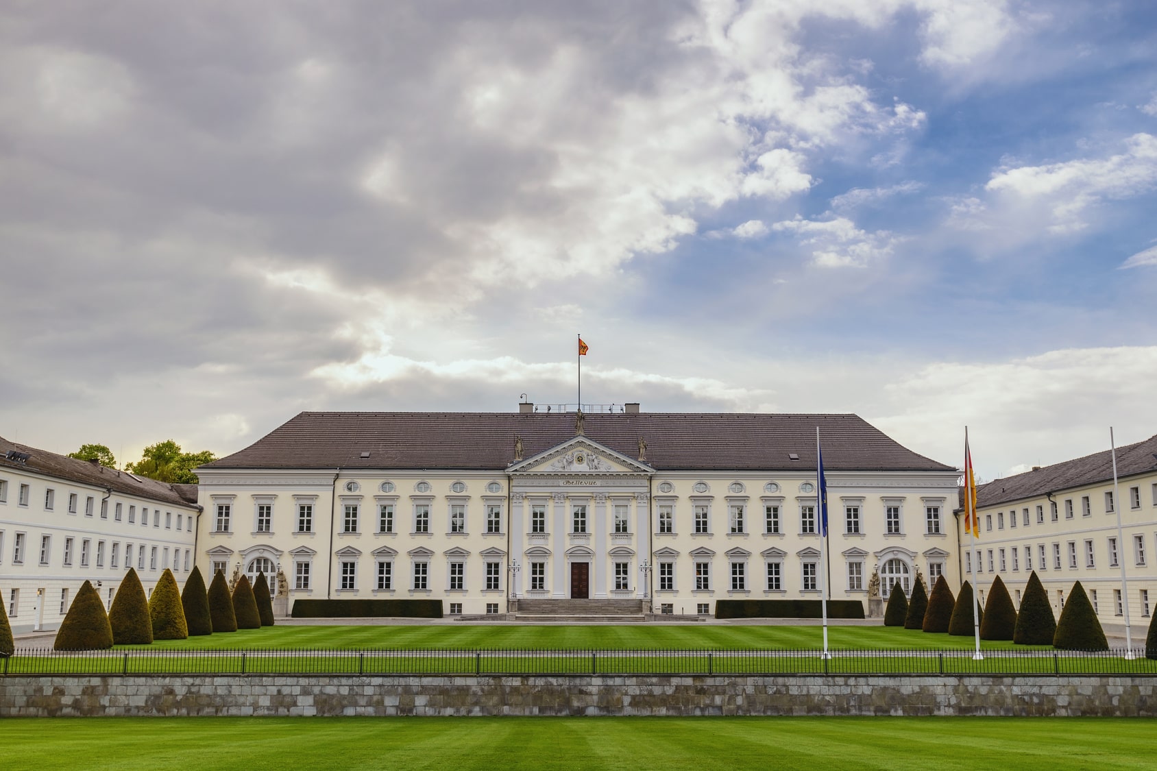 Der Bundespräsident lädt Bürgermeister ins Schloss Bellevue ein. (Foto: Fotolia/Noppasinw)