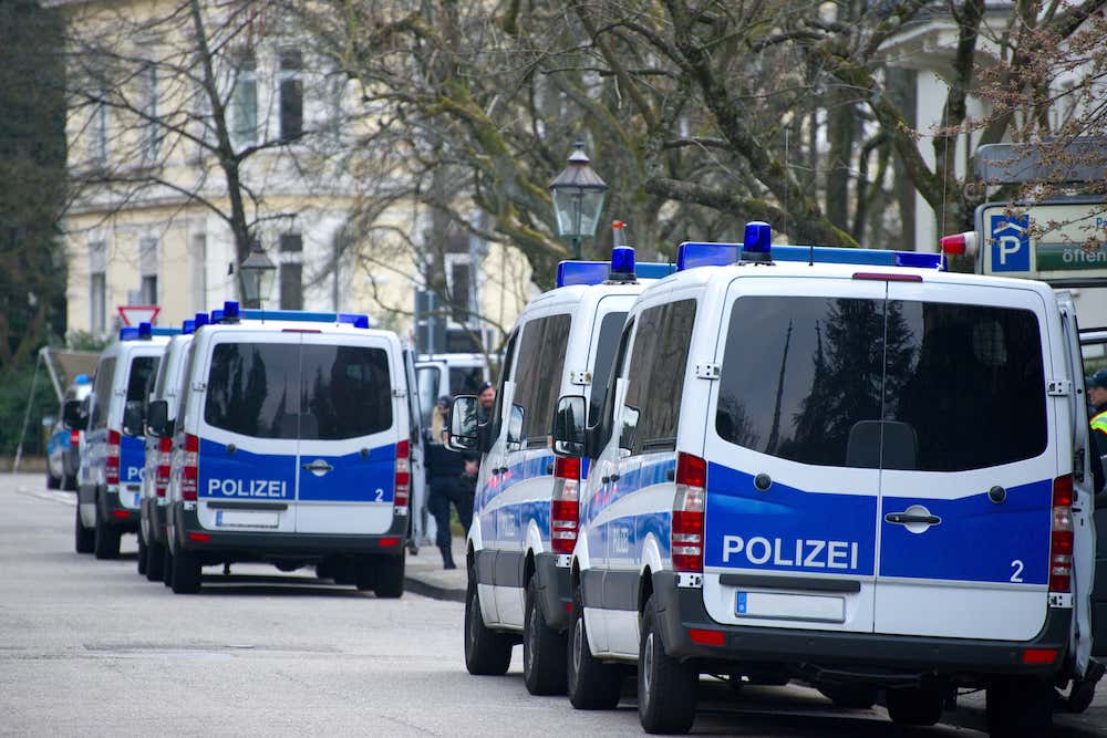 Die Polizei in Berlin und Brandenburg durchsuchte zahlreiche Wohnungen. (Symbolfoto: AdobeStock/VRD)