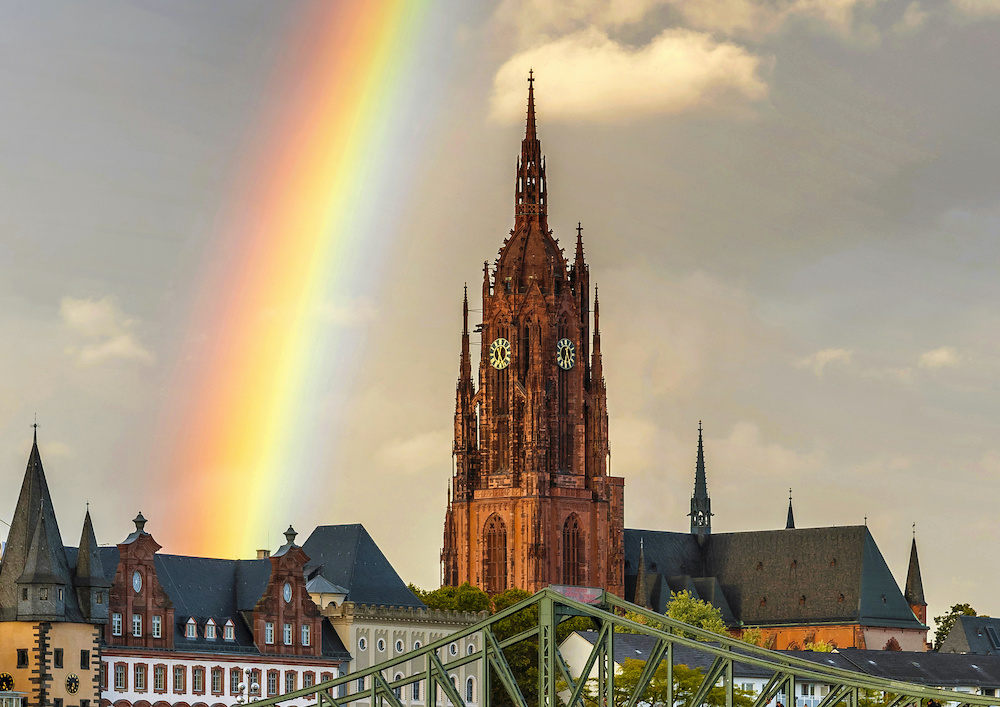 Regenbogen über dem Frankfurter Dom. (Foto: AdobeStock/helmutvogler)