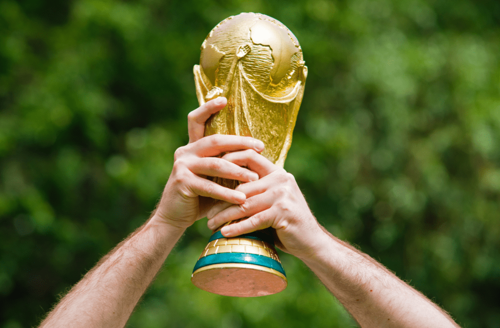 Um ihn geht es immer weniger in Katar: der Fifa-WM-Pokal. (Foto: AdobeStock/fifg)