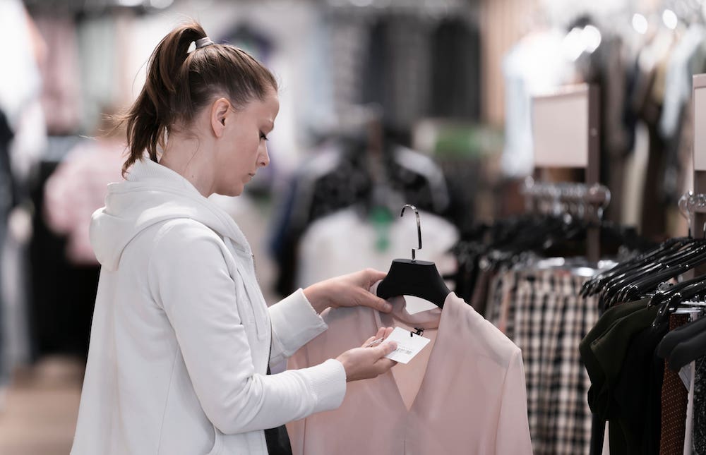Einer kürzlich vom Handelsverband veröffentlichten Umfrage zufolge schränken sich bereits 60 Prozent der Verbraucher beim Einkaufen ein. (Foto: AdobeStock/VLRS)