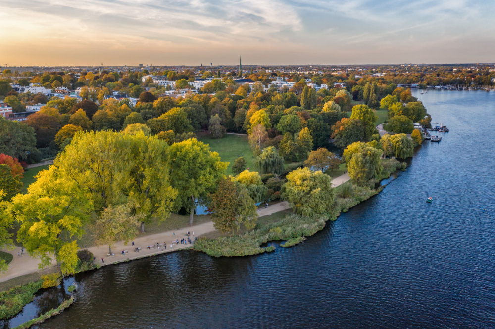 Grüne Inseln in den Städten: Der Alsterpark in Hamburg ist dafür ein gutes Beispiel. (Foto: AdobeStock/Kara)