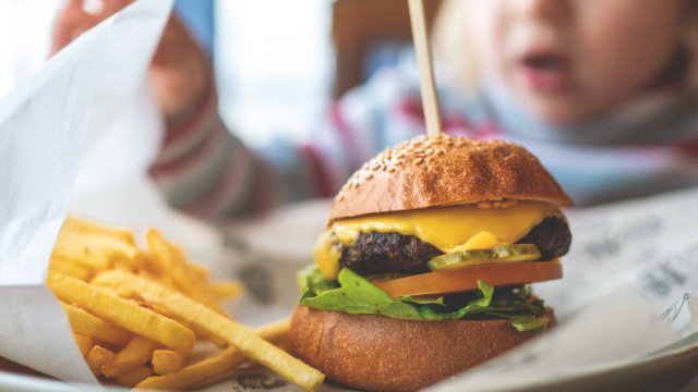 Das Kinder-Menü: Werbungen für Lebensmittel wie Burger und Pommes könnten künftig eingedämmt werden. (Foto: AdobeStock/Ivan Zhdan)