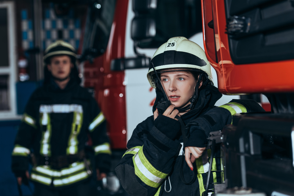 Frauen in Flammen: Bei den Feuerwehren ist die Geschlechtervielfalt noch nicht gegeben (Foto: AdobeStock/LIGHTFIELD STUDIOS)