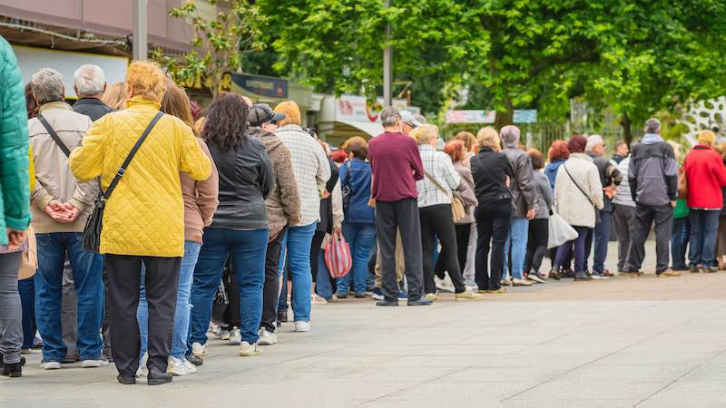 Vor den Ausgabestellen der Tafeln kommt es zu langen Schlangen. (Foto: svetlanais)