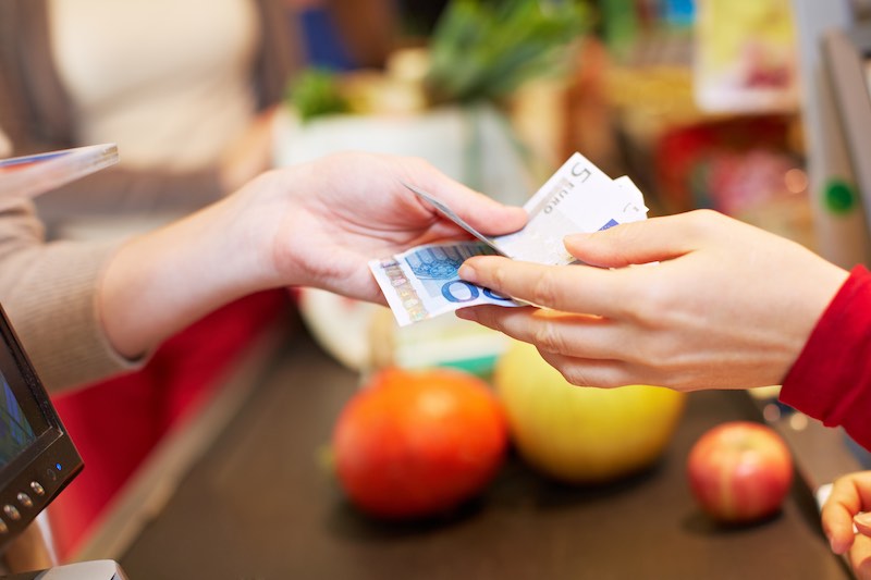 Immer noch sehr beliebt: Bargeld an der Supermarktkasse. (Foto: AdobeStock/Robert Kneschke)