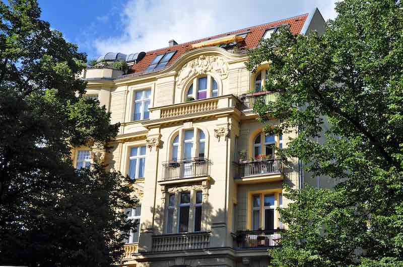 Fürstliche Preise zahlen Mieterinnen und Mieter heute nicht nur im schicken Altbau. (Foto: AdobeStock/Kalle Kolodziej)