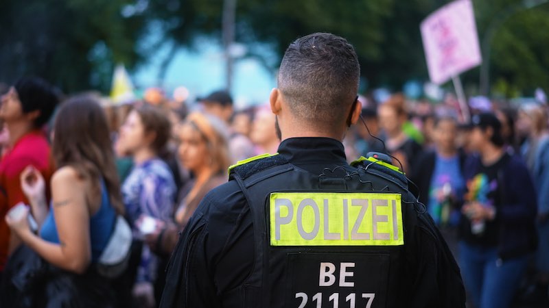 Große Menschenansammlungen sind für die Polizei eine Herausforderung, da sie zum Anschlagsziel werden können. (Foto: AdobeStock/sibway)