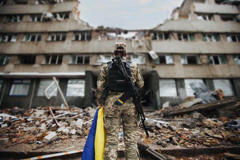 Auf dem Schlachtfeld verlassen: eine ukrainische Soldatin (AdobeStock/alimyakubov)