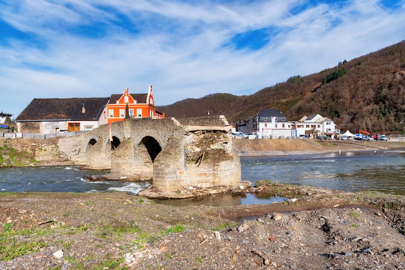 Die Nepomuckbrücke in Rech im Ahrtal ein halbes Jahr nach der Flut. (Foto: AdobeStock/EKH-Pictures)