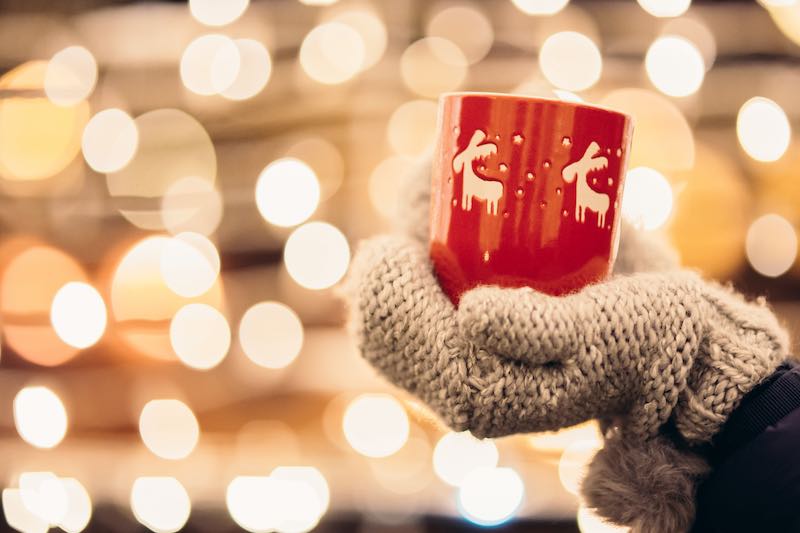 Beim Weihnachtsmarktbesuch spendet ein Punsch Wärme. (Foto: Screenshot/belyaaa).