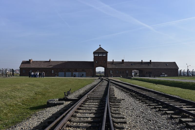 Der Eiungang zum ehemaligen Konzentrationslager Auschwitz. (Foto: AdobeStock/Albin Marciniak)